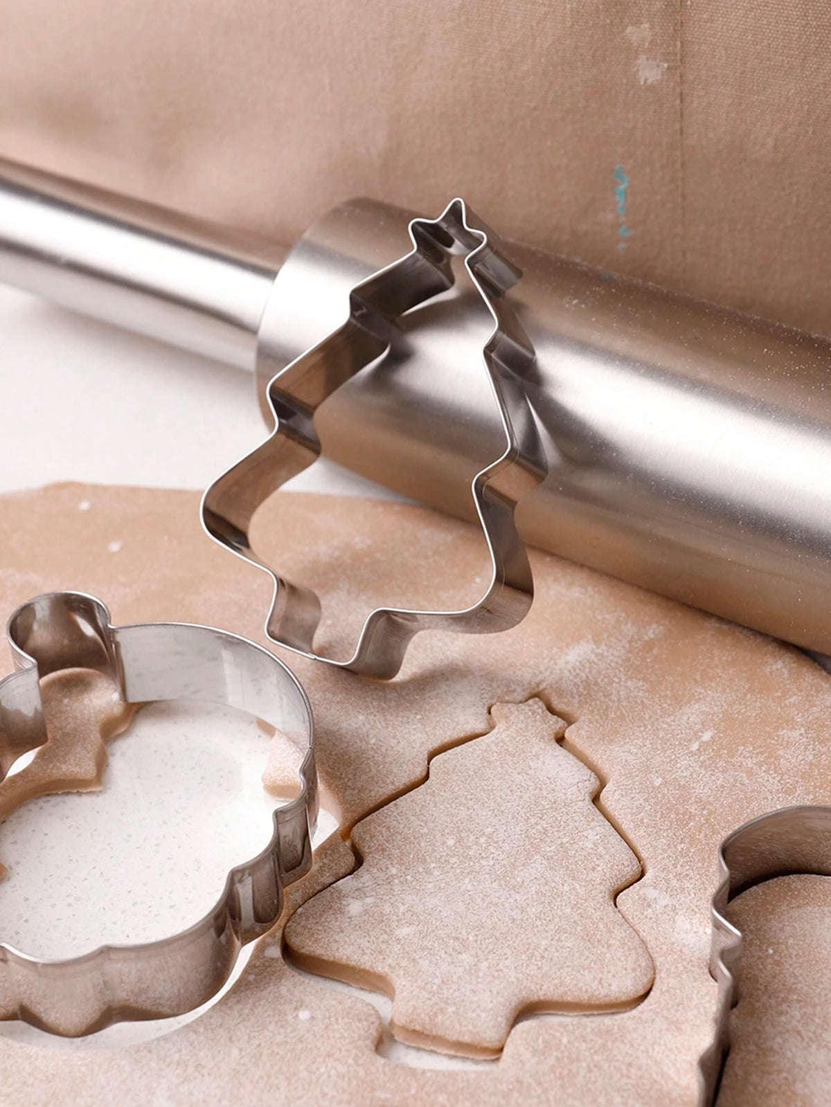 12Pcs Fun-Shaped Christmas Theme Cookie Cutter Set, Household 430 Stainless Steel Candy Molds, Complete Set of Kitchen Bakeware Accessories Christmas Party Favors Christmas Party Supplies Christmas Party Merry Christmas Eve Christmas Pajamas Christmas Decor